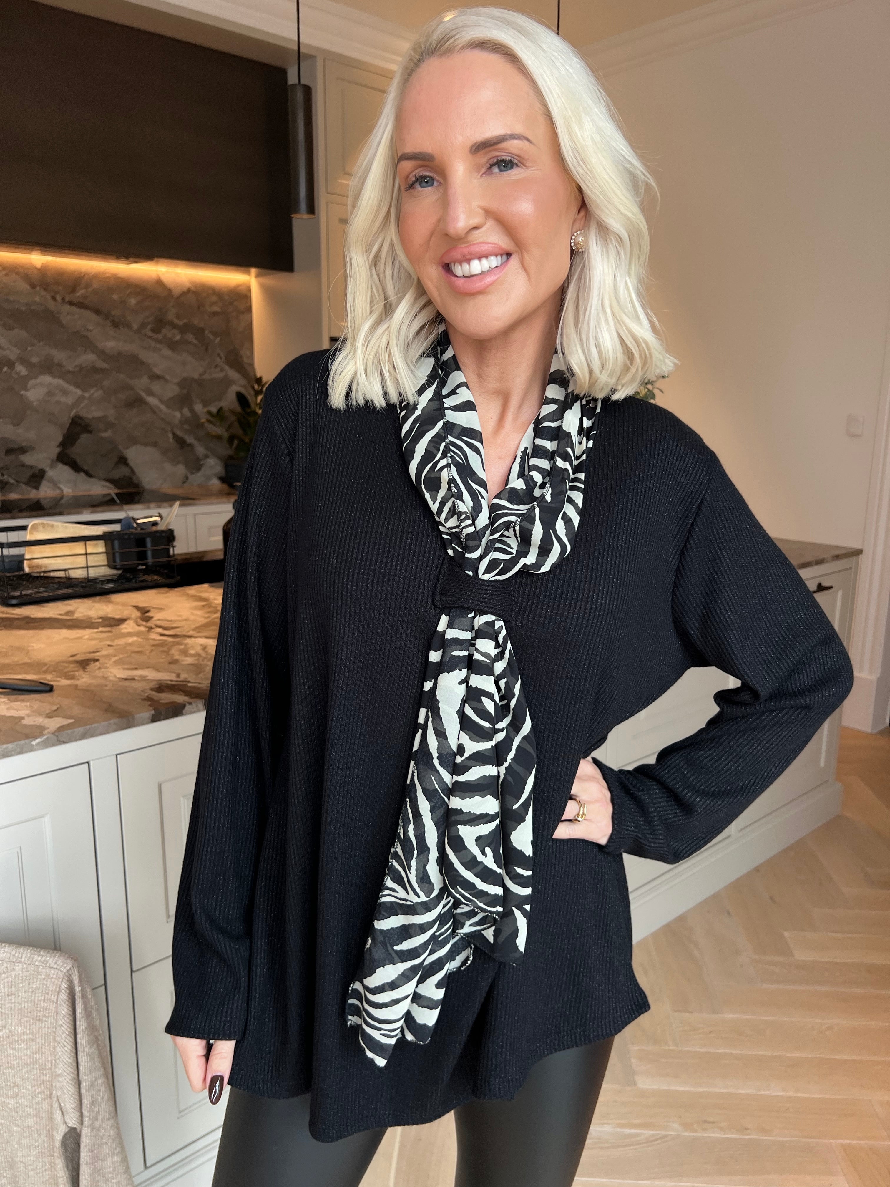 Liliana - Feminin blus med fina glittertrådar och en elegant, fastsydd scarfdetalj